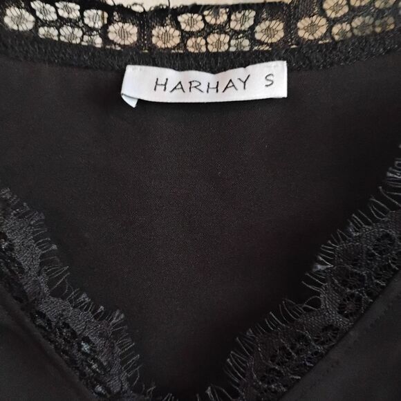 Elegant Black Lace Trim Tank Top - Picture 2 of 12